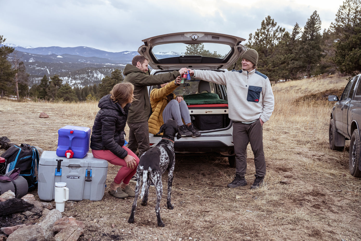 Happy campers with the Hele Box car camping platform